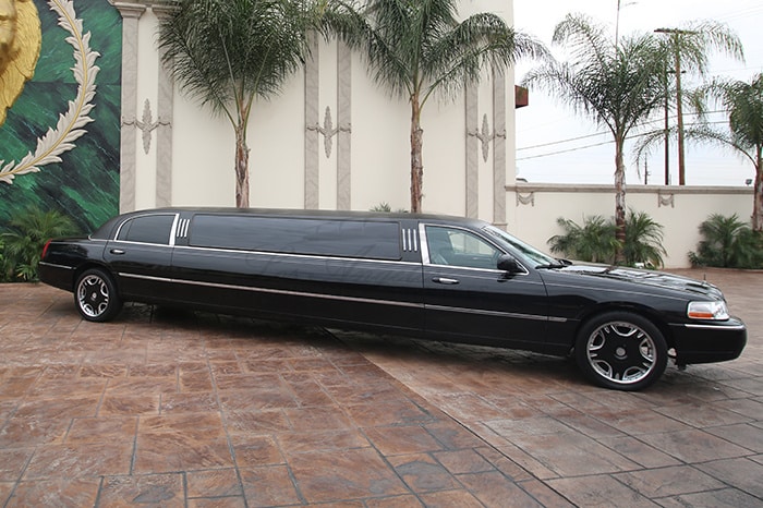 Lincoln Town Car Limousine 02